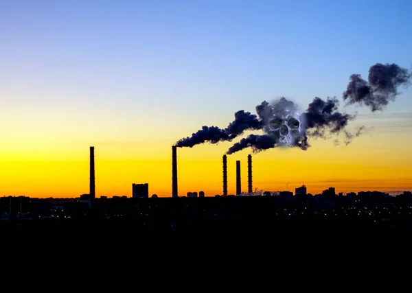 Kemisk Rör Med Giftig Rök Flyttar Upp Förorenande Atmosfär Föroreningar — Stockfoto