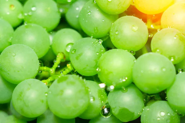 Saftiga Gröna Druvor Närbild Makro Med Droppar Vatten Bakgrund Struktur — Stockfoto