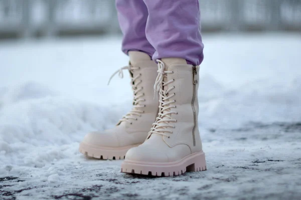 雪の上の女性の冬のブーツ冬の靴のクローズアップ写真 背景がぼやけている 選択的焦点 — ストック写真