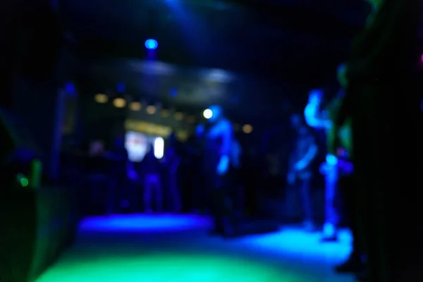 Odak Arkaplanından Rock Konseri Sahnede Çalan Müzisyenler Hafif Odaklanma Bulanıklık — Stok fotoğraf