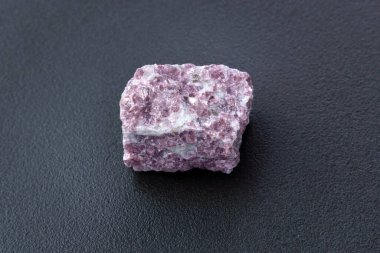 Mineral taşı lepidoliti. Doğal değerli taşın Macro atışları. Çiğ mineral..