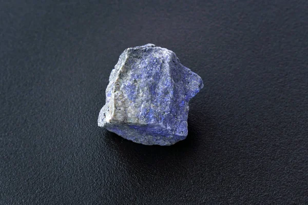 自然治癒の精神性と美しさの地質学 手の届かない宝石 デュモルティエライト岩 黒の背景 — ストック写真