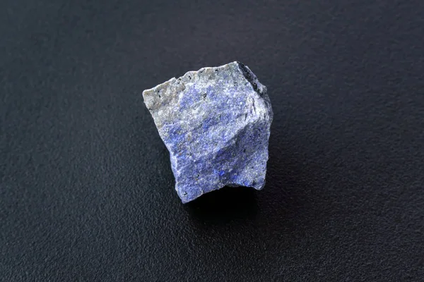 Dumortierite Zbliżenie Niebieskiego Makra Mineralnego Ujęcie Zewnątrz Geologia Czarne Tło — Zdjęcie stockowe