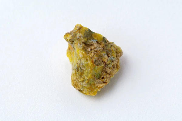Rzadki Głaz Opal Minerał Białe Tło Opal Jest Nawodnioną Bezpostacią — Zdjęcie stockowe
