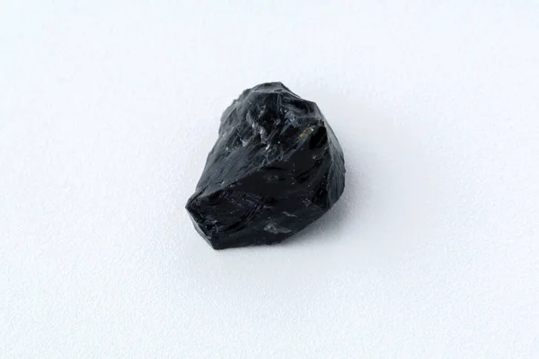 Batu Obsidian Bahan Vulkanik Tepi Yang Kasar Latar Belakang Putih — Stok Foto