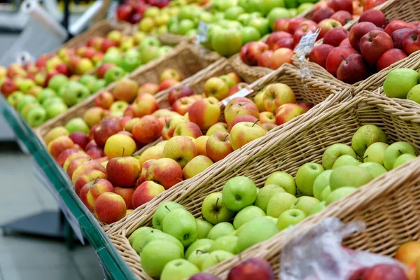 stock image Shelf with fruits on a farm market. Green and red apples, selective focus