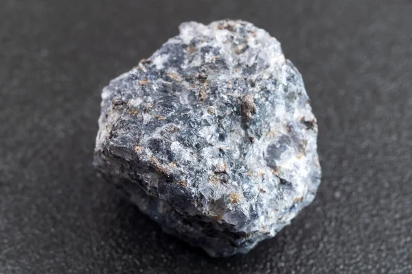天然の鉱物コルジライトの宝石 地質学的コレクションの生結晶 黒の背景 — ストック写真