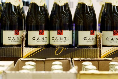 Tyumen, Rusya-25 Şubat 2023: Canti cuvee dolce Prosecco DOC. Yapımcı: Fratelli Martini 1947 'de kuruldu.