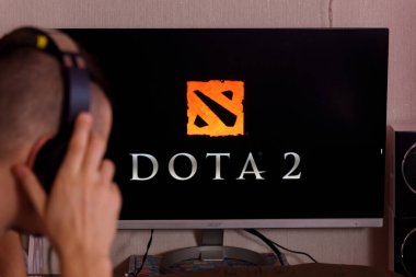 Tyumen, Rusya-29 Mart 2023: Bilgisayar Dota 2 'de video oyunu oynamak. Seçici odak