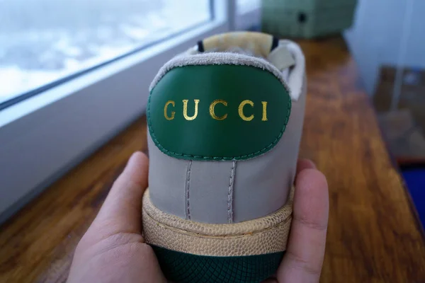 Tyumen Rusya Şubat 2023 Gucci Spor Ayakkabısı Şık Moda Logo — Stok fotoğraf