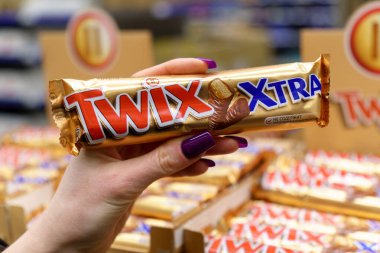 Tyumen, Rusya-26 Ocak 2023: Twix çikolataları xtra. Resimli editör fotoğrafçılığı. Arka planda bulanık bir market rafı.