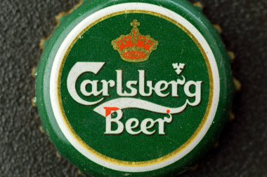 Tyumen, Rusya-15 Şubat 2023: Old Carlsberg bira kapağı. Carlsberg birası için içki. Seçici odak