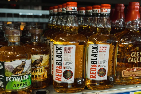 stock image Tyumen, Russia-March 17, 2023: Whiskey Red and Black on the shelves of the store.