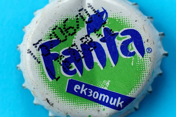 2023年2月15日 俄罗斯蒂门 Fanta标志是一顶旧瓶盖 流行的软饮料可乐芬达 — 图库照片