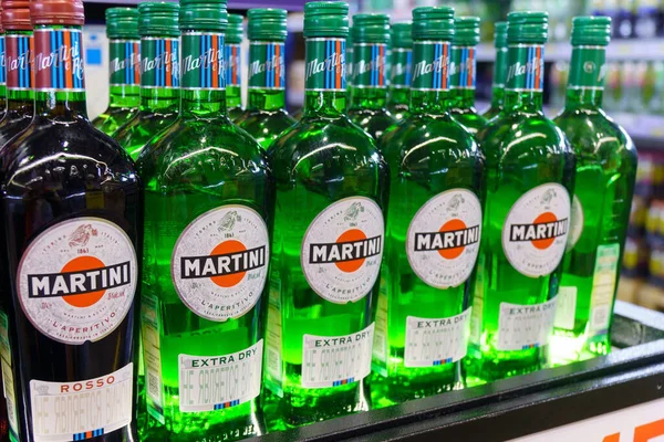 Tyumen Russia September 2022 Αλκοολούχα Μπουκάλια Μαρτίνι Μάρκας Που Παράγονται — Φωτογραφία Αρχείου