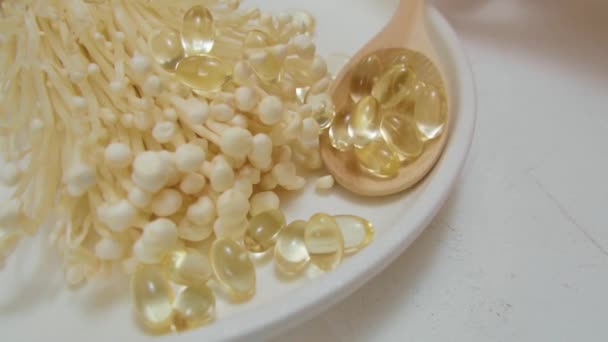 Enoki Pilze Nützliche Und Medizinische Eigenschaften Asiatischer Pilze Pillen Nahrungsergänzungsmittel — Stockvideo