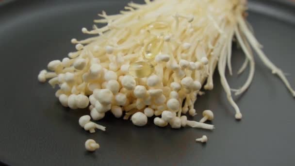 蘑菇或Enoki关闭 有用的和药用的亚洲蘑菇的特性 慢动作 — 图库视频影像