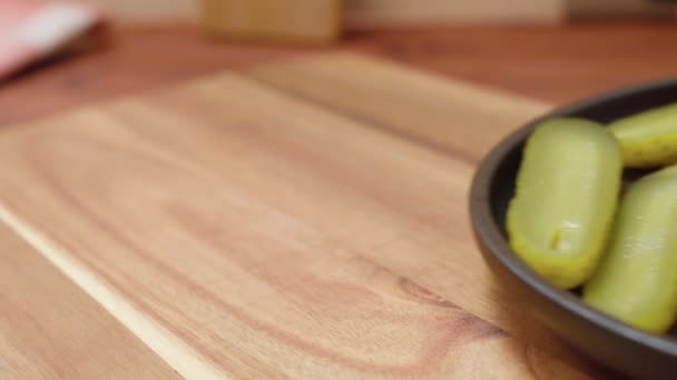泡菜黄瓜特写 有选择的重点 在木制桌子上烹调的配料 — 图库视频影像