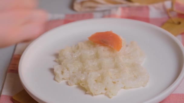 寿司ワッフルは料理プロセスです シャキッとした米ワッフルとサーモンを振りかけた料理のトレンド — ストック動画