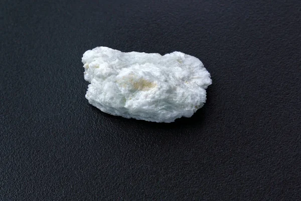 マクロ石は鉱物の黒の背景をかむを閉じます アクアマリン アラビト — ストック写真