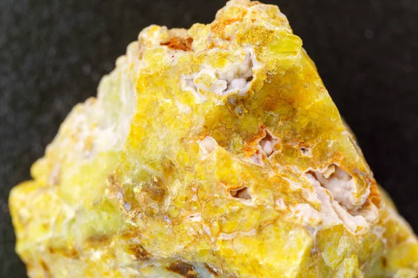 粗糙的黄绿色卵石晶体 未抛光矿物 特写镜头 — 图库照片