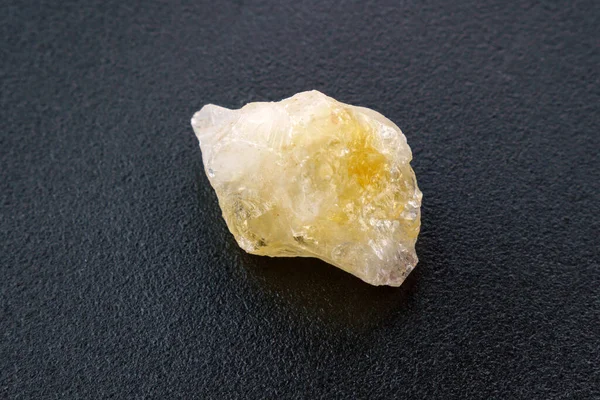 Kryształ Cytrynowego Żółtego Kwarcowego Kamienia Mineralnego Czarne Tło — Zdjęcie stockowe