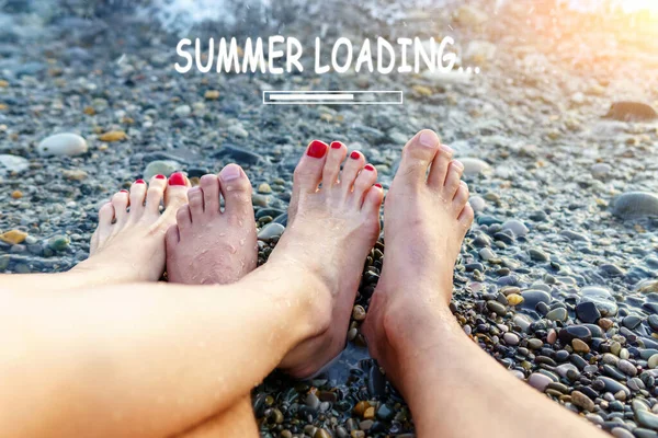 度假时 双腿在海滩上近距离休息 享受阳光 夏季装载概念 — 图库照片