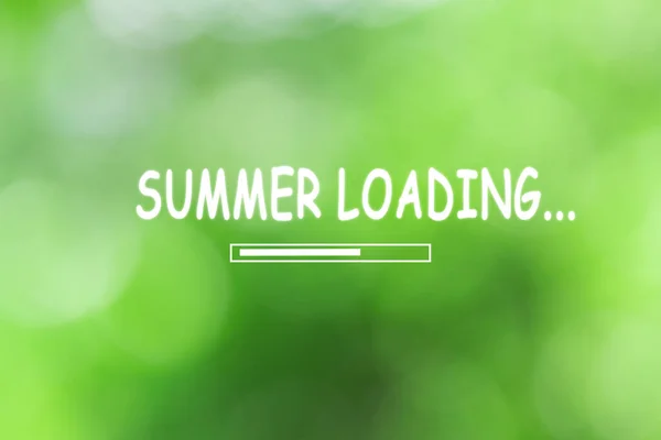 夏の読み込み ぼやけたボケの抽象的なデフォーカシングレンズと緑の夏の背景 — ストック写真
