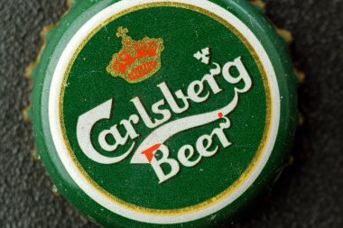 Tyumen, Rusya-15 Şubat 2023: Old Carlsberg bira kapağı. Danimarka 'nın başkenti Kopenhag' da 1847 'de kurulan bir bira şirketi.