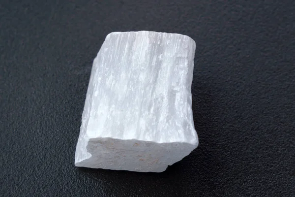 Λευκός Σεληνίτης Ποικιλία Ορυκτού Γύψου Πέτρες Διαλογισμού Zen Μαύρο Φόντο — Φωτογραφία Αρχείου