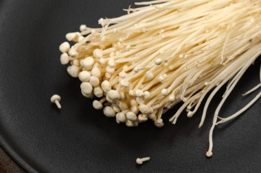 Enoki mantarı, altın iğneli mantar, yemek ve salata..