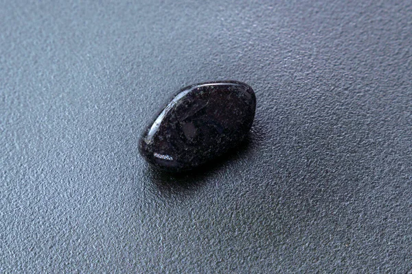 天然の鉱物岩の標本は 暗い背景に黒オニキスの宝石を研磨 — ストック写真
