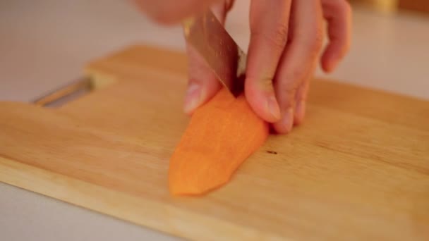 Möhren Großaufnahme Auf Einem Hölzernen Küchenbrett Schneiden Selektiver Fokus — Stockvideo