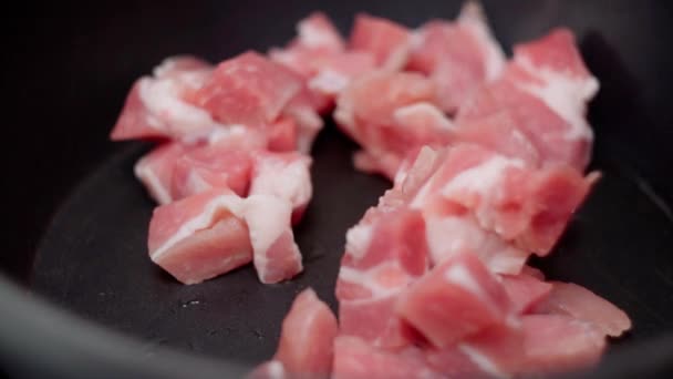 Готовить Куски Жареной Свинины Крупным Планом Процесс Жарки Мяса — стоковое видео