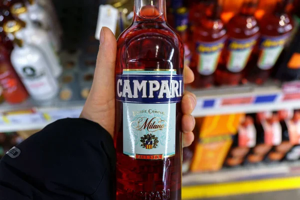 Tyumen Rússia Março 2023 Batalha Campari Licor Alcoólico Contendo Ervas — Fotografia de Stock
