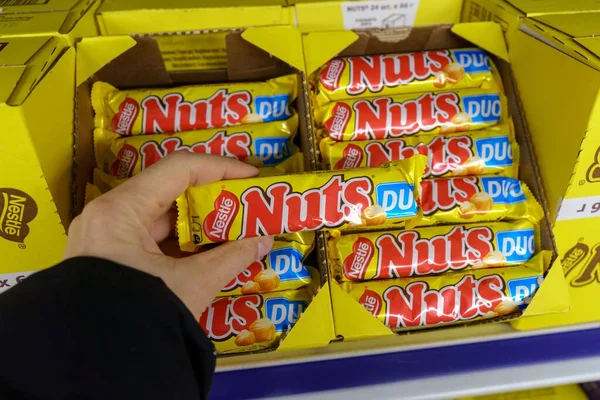Tyumen Russia Березня 2023 Nuts Chocolate Bar Nestle Company Магазини — стокове фото