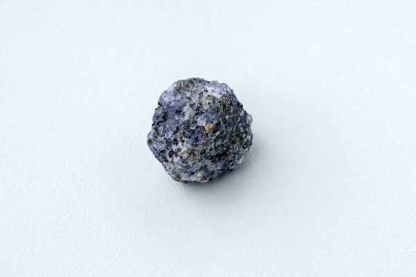 Kristal Batu Permata Iolit Kordierit Mineral Mentah Latar Belakang Putih — Stok Foto