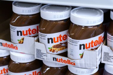 Tyumen, Rusya-Mayıs 05, 2023: Nutella bir çikolata kremasının yaygın olarak popüler markasıdır.