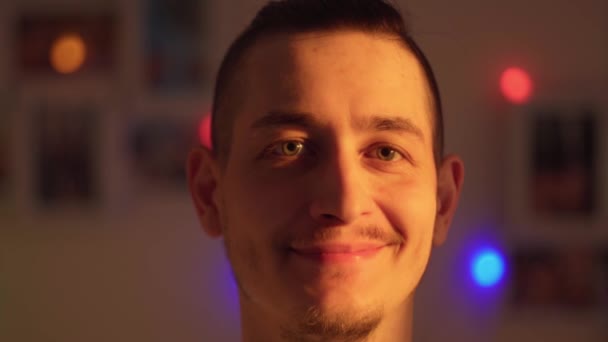 Retrato Cerca Hombre Atardecer Apartamento Tipo Barbudo Milenario Sonriente Enfoque — Vídeos de Stock
