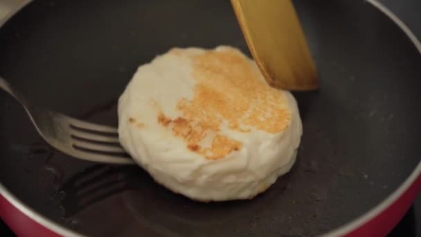 ハロミチーズの製造 揚げ料理 選択的焦点 — ストック動画