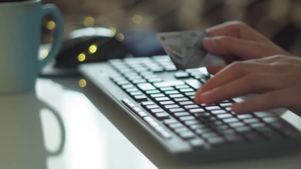 Mand Skrive Manuelt Computerens Tastatur Køb Med Bankkort Selektivt Fokus – Stock-video