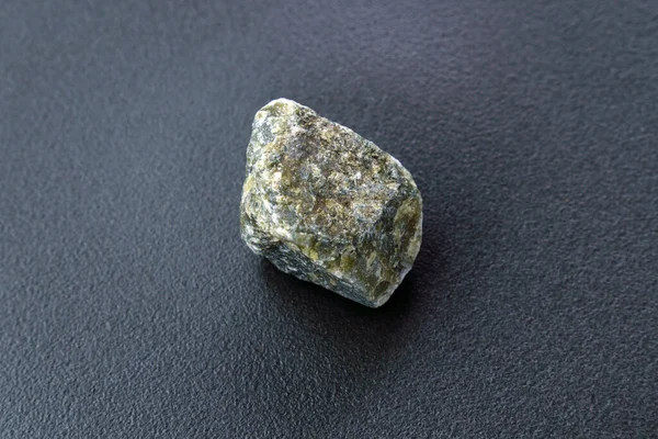 지질학적 품에서 나오는 광물질로 Raw Labradorite — 스톡 사진