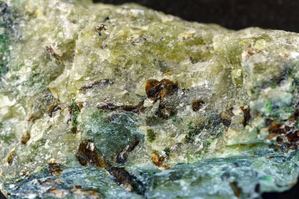 Doğal Kristal Olivin Yeşili Şeffaf Ham Kristal Yakın Çekim Makro — Stok fotoğraf