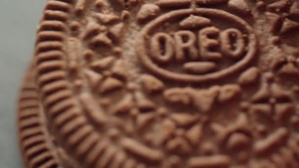 Tjumen Russland Juni 2023 Oreo Kekse Mit Vanillemilch Schokoladencreme Makro — Stockvideo