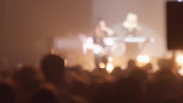 Bulanık Odaklanmamış Konser Görüntüsü Sahnedeki Odaklanmamış Insanlar Seçici Odak — Stok video