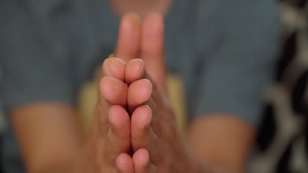 Människan Lägger Sin Hand Och Ber För Ett Bättre Liv — Stockvideo