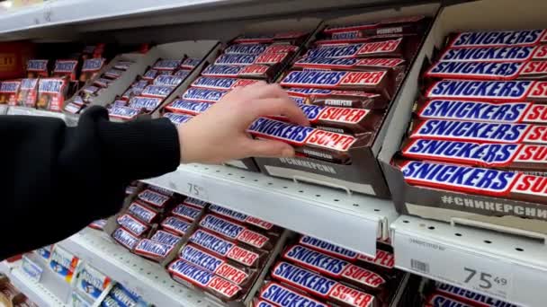 Tyumen Oroszország Június 2023 Snickers Bar Egy Csoki Karamell Mogyoró — Stock videók
