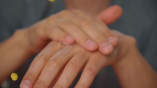 手のクリームを指で手にかけた男を閉じます 選択的焦点 — ストック動画