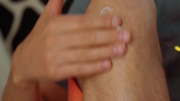 Homme Enduit Peau Sèche Sur Ses Genoux Concept Prendre Soin — Video