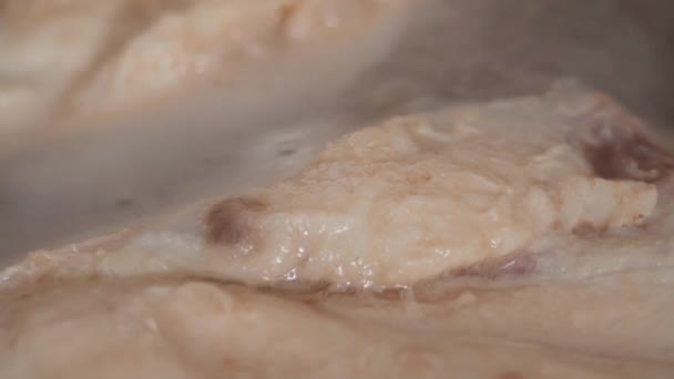 Mięso Kurczaka Jest Gotowane Makro Wodą Domowe Jedzenie Skupienie Selektywne — Wideo stockowe